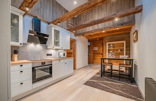 Hopfgarten Markt Apartment | Rustic Farmhouse: Family-Friendly Retreat with Breakfast