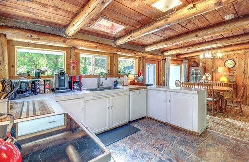 Bandon Cabin | Rustic Bandon Log Cabin with Ocean View & Spa Retreat