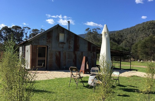 Freeburgh House | Cozy Barn Retreat on Ovens River with Pool & Breakfast