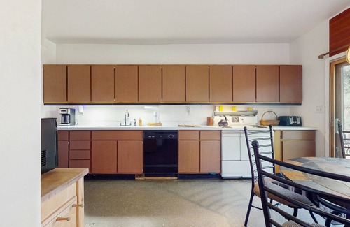 Michiana House | Cozy Beach Cottage with Lake Views & Top Amenities