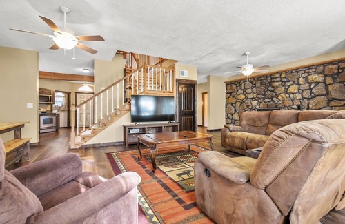 Windyville Cabin | Idyllic Getaway: Rustic Beauty by the Niangua River