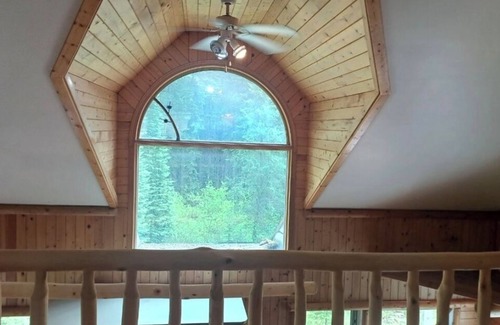 Golden Cottage | Rustic Beaverfoot Lodge Executive Cabin