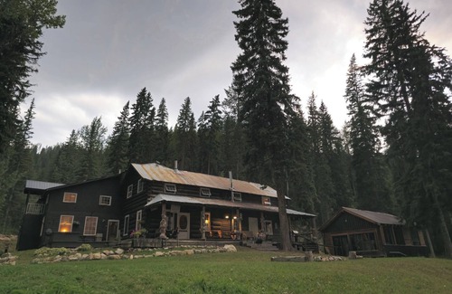 Golden Cottage | Rustic Beaverfoot Lodge Executive Cabin