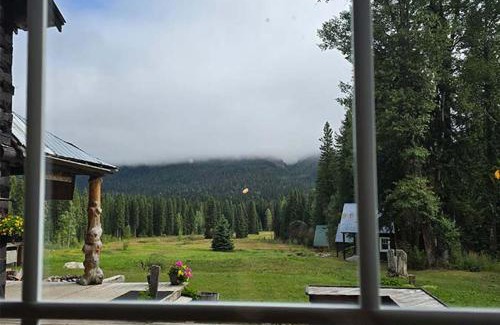 Golden Hotel | Cozy Stay at Beaverfoot Lodge Room N10 for Families & Pets