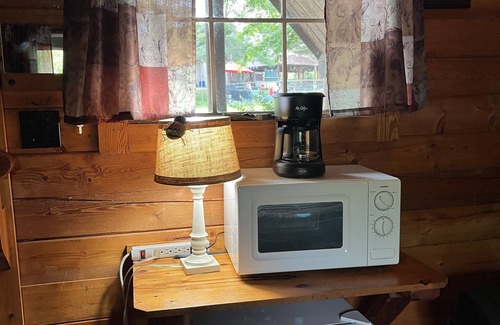 Aurora Cabin | Cozy Rustic Bee Cabin - Pet Friendly with Breakfast Included
