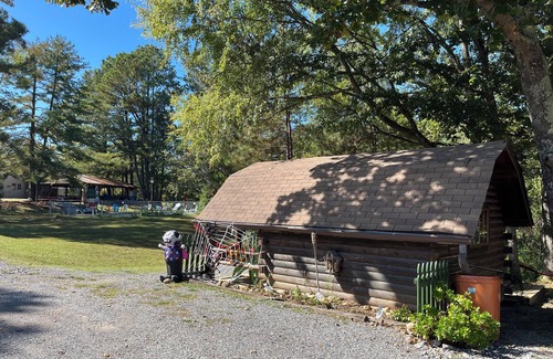 Aurora Cabin | Cozy Rustic Bee Cabin - Pet Friendly with Breakfast Included