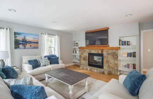 Elkins House | Inviting Big Red Cottage - Pet Friendly near Sunapee