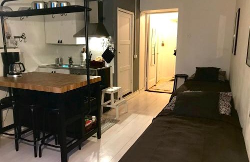 Kallio Apartment | Chic Black and White Studio - Rated 9.2/10 for Comfort