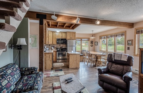 Clark Ski Chalet | Stylish Four-Bedroom Loft with Spectacular Park Views