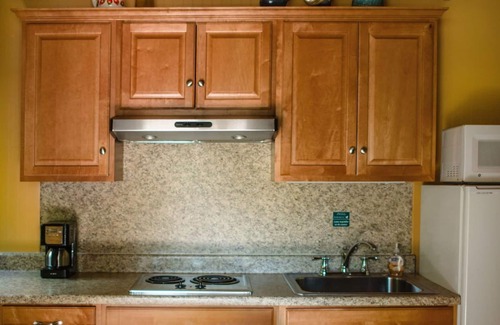 Sedona Cabin | Cozy Oak Creek Cabin for Two with Breakfast & Kitchen