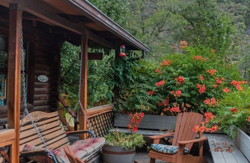 Sedona Cabin | Cozy Oak Creek Cabin for Two with Breakfast & Kitchen