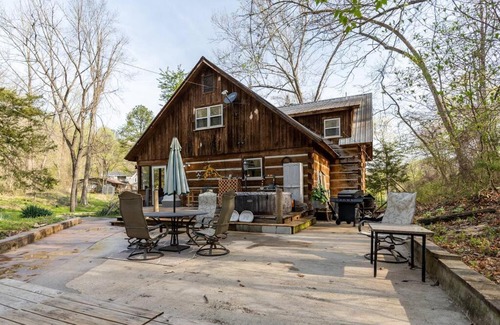 Linn Creek House | Rustic Cabin Retreat with Hot Tub & Game Room Fun