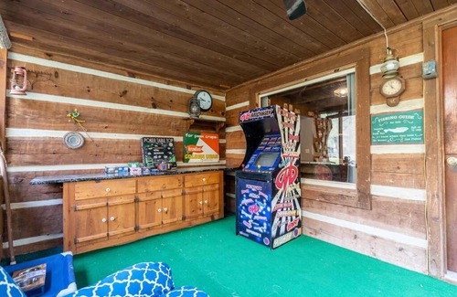Linn Creek House | Rustic Cabin Retreat with Hot Tub & Game Room Fun