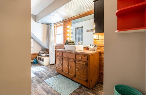 Linn Creek House | Rustic Cabin Retreat with Hot Tub & Game Room Fun