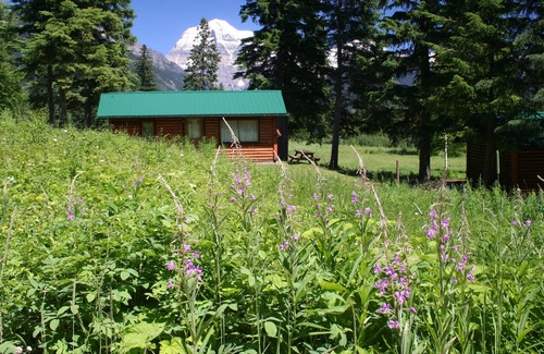 Regional District of Fraser-Fort George Cabin | Idyllic Cabin Retreat Amidst the Canadian Rockies