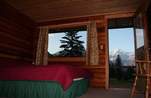 Regional District of Fraser-Fort George Cabin | Cozy Cabin Retreat in the Canadian Rockies – 10/10 Rated!