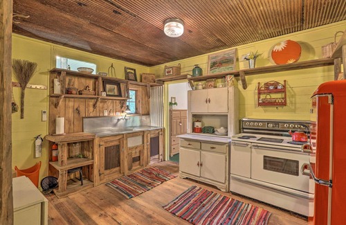 Burlington Cabin | Cozy Cabin Retreat with Fishing Pond & Spa Amenities