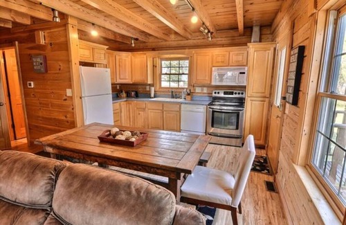 West Lafayette Cabin | Cozy Cabin Retreat Near Purdue University with Hot Tub