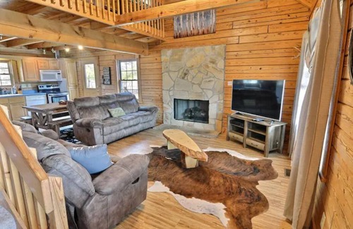 West Lafayette Cabin | Cozy Cabin Retreat Near Purdue University with Hot Tub