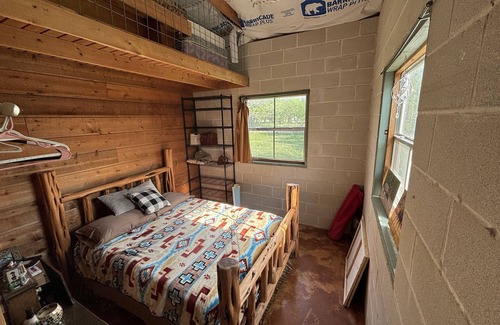 Utopia Cabin | Cozy Cabin Retreat on the Beautiful Sabinal River