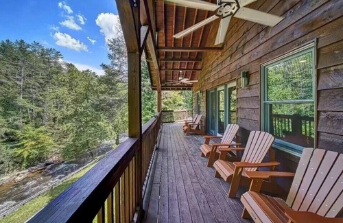 Blue Ridge Cabin | Scenic Cabin Retreat on Toccoa River with Spa & Kitchen