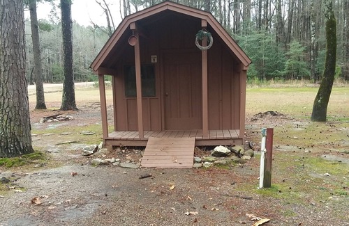 Murfreesboro Cabin | Budget-Friendly Rustic Cabin with Breakfast & Kitchen Access