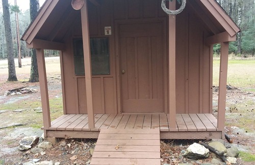 Murfreesboro Cabin | Budget-Friendly Rustic Cabin with Breakfast & Kitchen Access