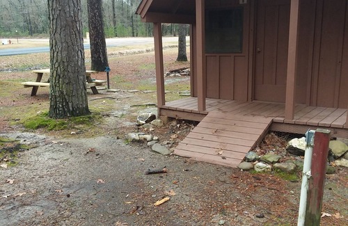 Murfreesboro Cabin | Budget-Friendly Rustic Cabin with Breakfast & Kitchen Access