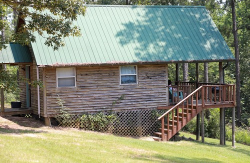 Lucedale Cabin | Cozy Cabin Retreat with Lake Views and Pet-Friendly Perks