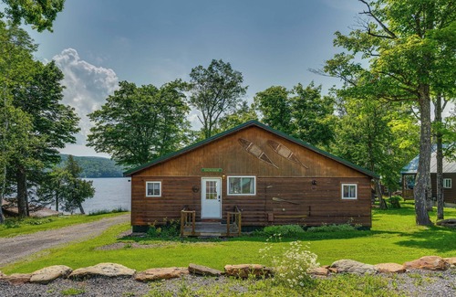 Rangeley Cottage | Serene Cabin Retreat with Spa on Rangeley Lake