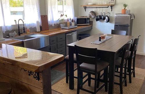 Hillsgrove Cabin | Relaxing Cabin with Hot Tub Near Hiking and Fishing Trails