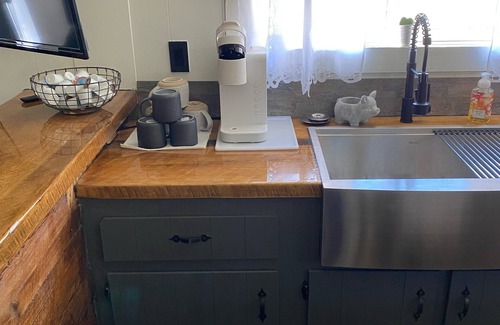 Hillsgrove Cabin | Relaxing Cabin with Hot Tub Near Hiking and Fishing Trails