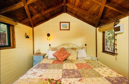 Alexandra House | Cozy Cabin Retreat with Hot Tub in Homewood Forest