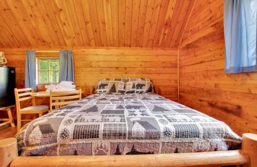 Bloomington House | Cozy Cabin Retreat with Pool Access for Family Fun