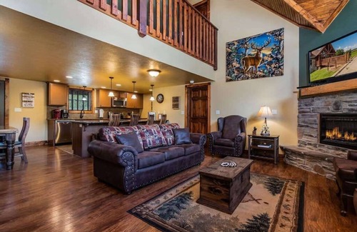 Reeds Spring Cabin | Inviting Rustic Cabin with 7 Master Suites & Pool Access