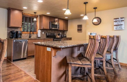 Reeds Spring Cabin | Inviting Rustic Cabin with 7 Master Suites & Pool Access