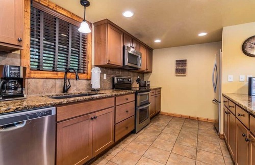 Reeds Spring Cabin | Inviting Rustic Cabin with 7 Master Suites & Pool Access