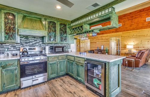 Tulare House | Inviting California Vacation Rental with Rooftop Patio