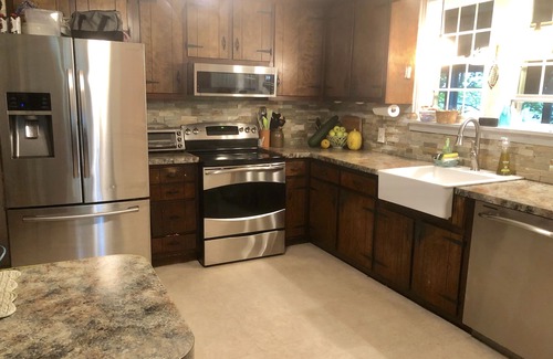 Unionville House | Pet-Friendly Rustic Cape by the Lake - Guest Rated 9.8/10