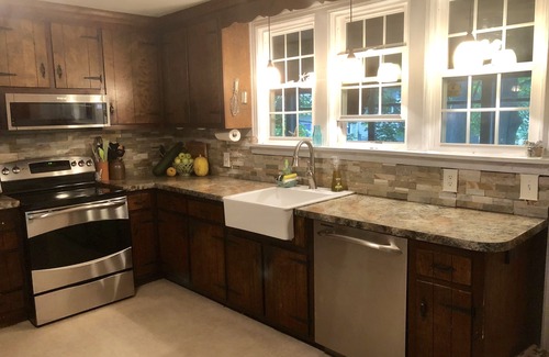 Unionville House | Pet-Friendly Rustic Cape by the Lake - Guest Rated 9.8/10