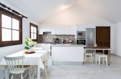 Los Realejos House | Relaxing Casita with Hot Tub & Pet-Friendly Amenities