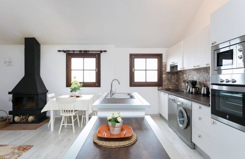 Los Realejos House | Relaxing Casita with Hot Tub & Pet-Friendly Amenities