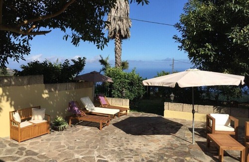 Los Realejos House | Relaxing Casita with Hot Tub & Pet-Friendly Amenities