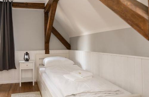 Dallgow-Doeberitz Villa | Inviting Retreat - Cottage by Comfort Housing for Families