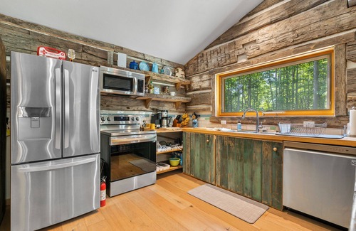 Fish Creek Cabin | Cozy Log Cabin Retreat: Gibraltar Getaway with Breakfast
