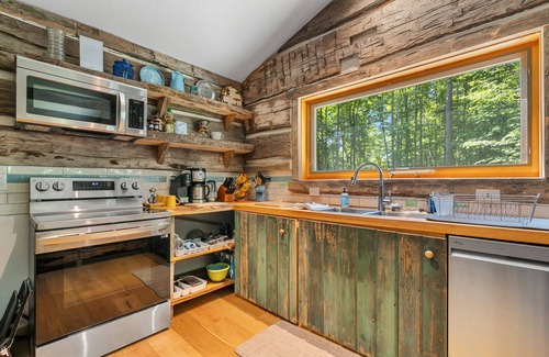 Fish Creek Cabin | Cozy Log Cabin Retreat: Gibraltar Getaway with Breakfast