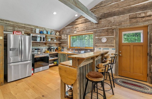 Fish Creek Cabin | Cozy Log Cabin Retreat: Gibraltar Getaway with Breakfast