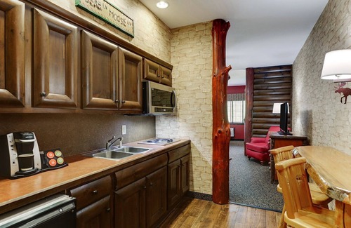 Columbia Hotel | Rustic-Chic Comfort in Columbia with Pool & Lake Views