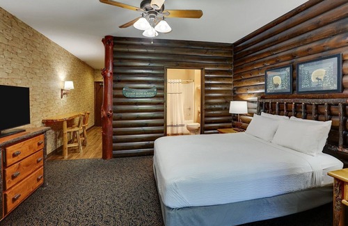 Columbia Hotel | Rustic-Chic Comfort in Columbia with Pool & Lake Views