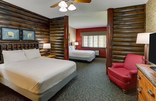 Columbia Hotel | Rustic-Chic Comfort in Columbia with Pool & Lake Views